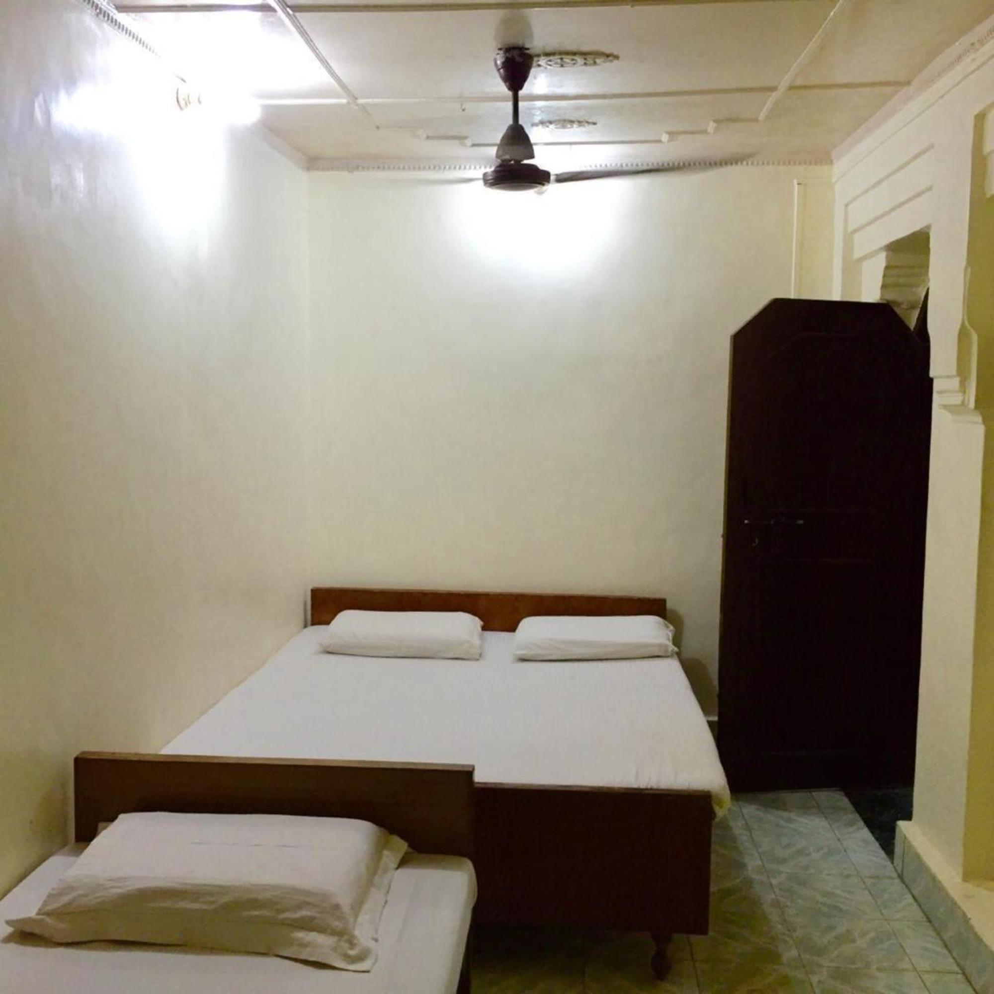 Grg Shanti Guest House Varanasi Near Manikarnika Ghat ภายนอก รูปภาพ